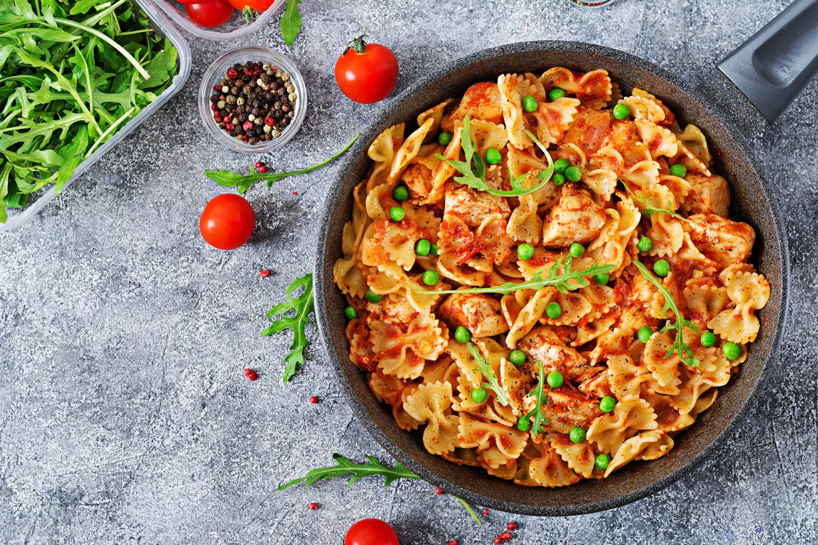 Pâtes au basilic et à la tomate — plat préparé