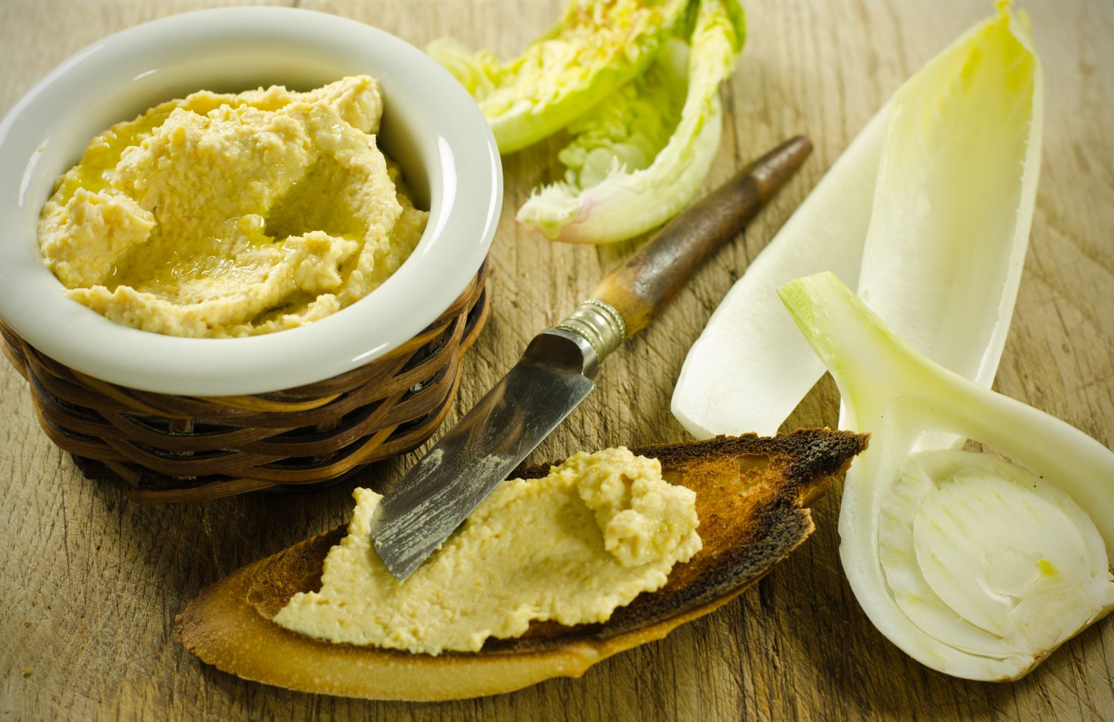 Houmous et pains à l'ail — plat préparé