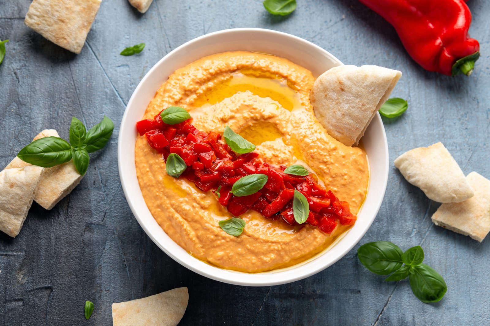 Triangles de pita au houmous et au poivron rouge rôti — plat préparé