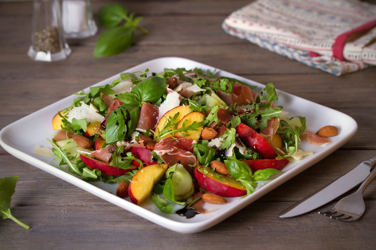 Salade de roquette, prosciutto et parmigiano — plat préparé